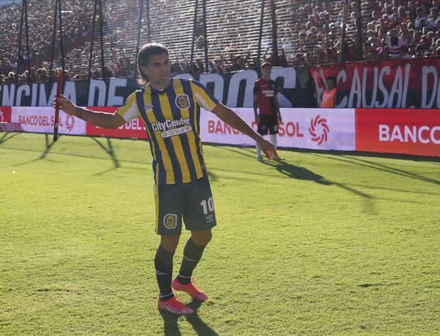 Cada vez que Malcorra se disponía a ejecutar de pelota parada hizo exaltar a los hinchas leprosos.