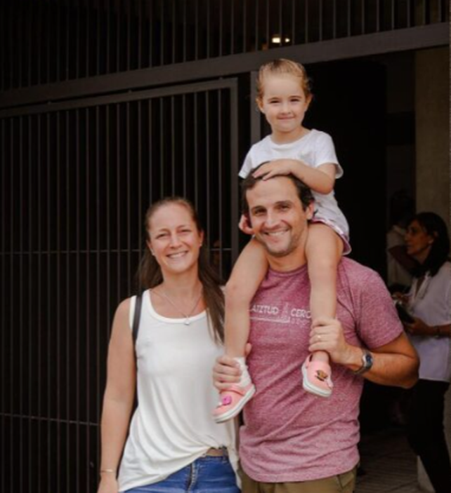 Una familia celebra su nuevo hogar