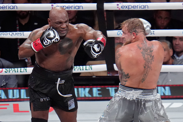 Mike Tyson volvió al cuadrilatero de manera profesional tras 19 años.