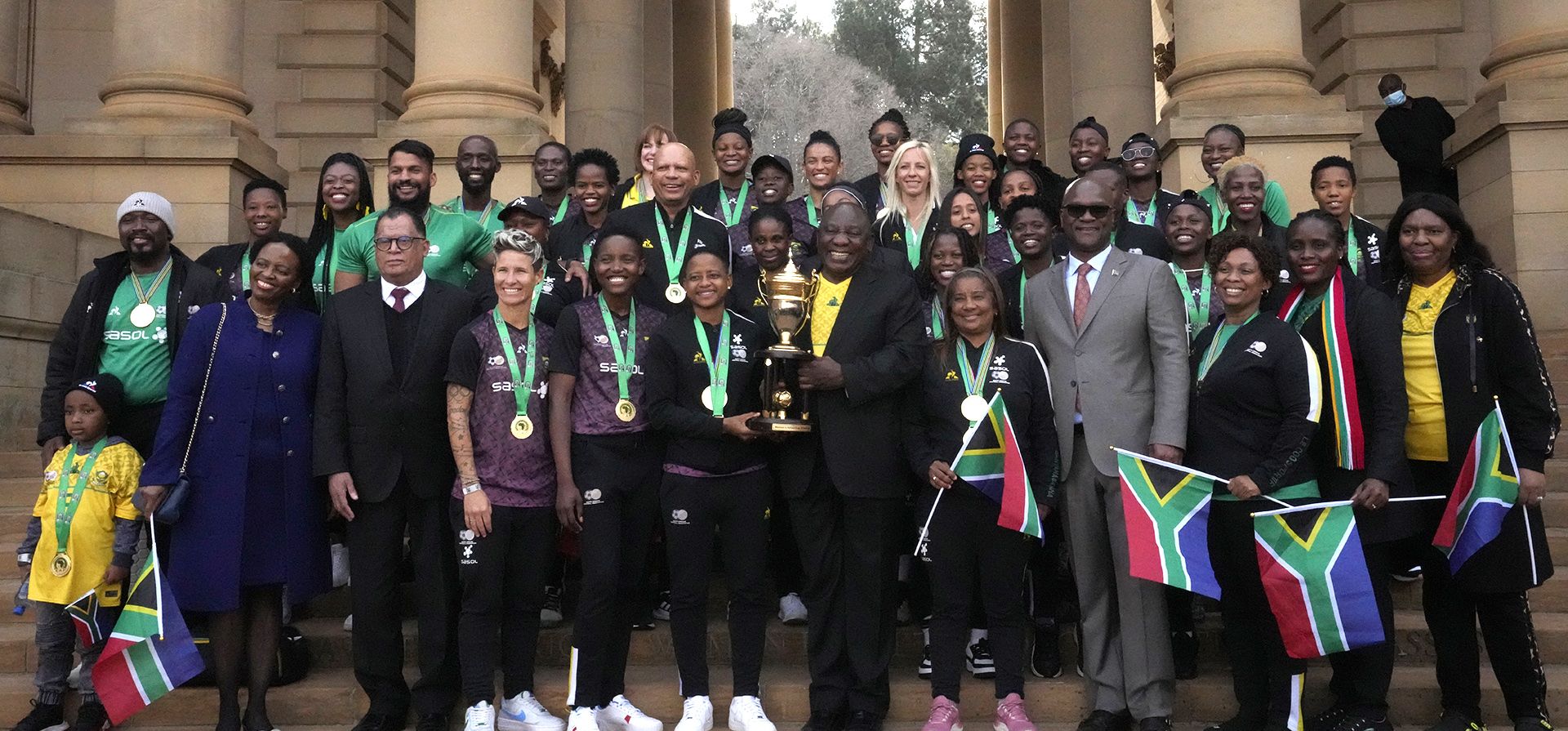 El presidente de Sudáfrica, Cyril Ramaphosa, centro, posa con el equipo de fútbol femenino de Sudáfrica en Union Building en Pretoria, Sudáfrica, el miércoles 27 de julio de 2022, después de ganar la Copa Africana de Naciones femenina 2022.