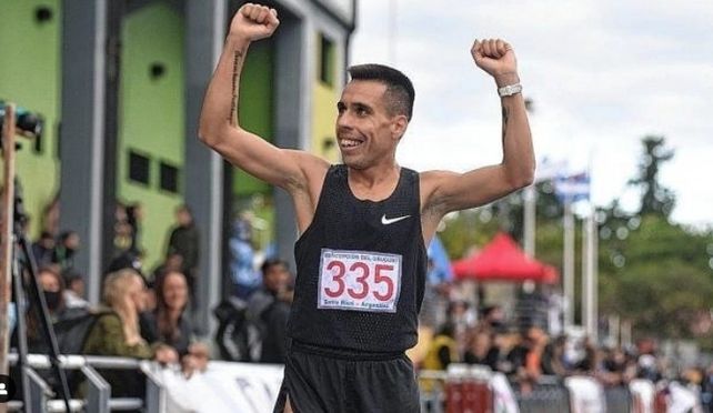 Es el primer argentino en la historia del atletismo nacional en bajar los 29 minutos (28’ 33’’) para los 10 metros.