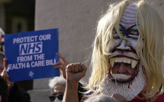 Activistas del NHS (Servicio Nacional de Salud) protestan con máscaras de vampiro de Richard Branson para exigir proteger al NHS del proyecto de ley de salud y atención en Londres