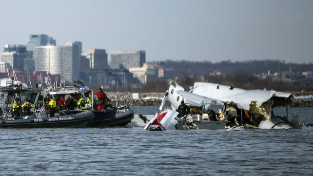 Restos del avión en el río Potomac son extraídos por la Guardia Costera