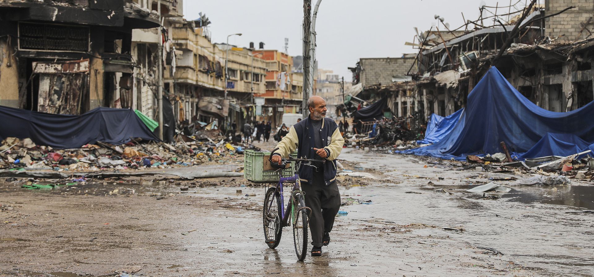 Un palestino camina por la Ciudad de Gaza, el 27 de noviembre de 2023. (AP Foto/Mohammed Hajjar) Un palestino camina por la Ciudad de Gaza, el 27 de noviembre de 2023. (AP Foto/Mohammed Hajjar)