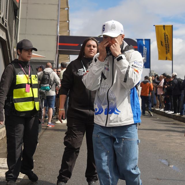 A Isack Hadjar le entró una basura en el ojo.