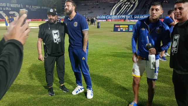 Broun y Avila posaron gustosos para unas fotos con los de staff de seguridad en la cancha de Independiente Rivadavia.