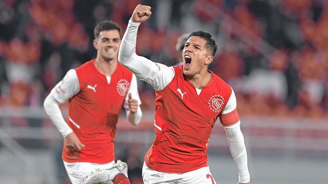 Lucas Romero festeja el gol de Independiente en su cancha.