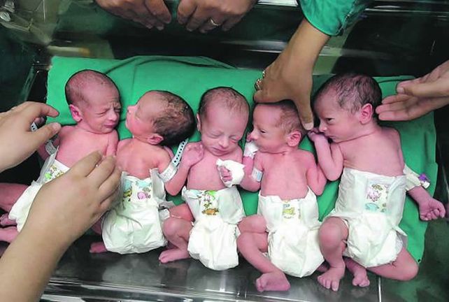Una mamá cuenta la aventura que es criar quintillizos a los que concibió de manera natural