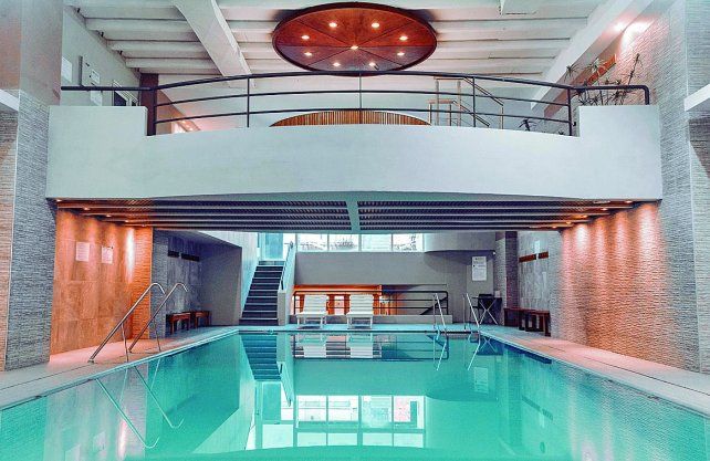 El spa de cinco pisos ofrece piscina climatizada