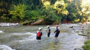 Los bomberos trabajaron en el río Los Sosa para recuperar el cuerpo.