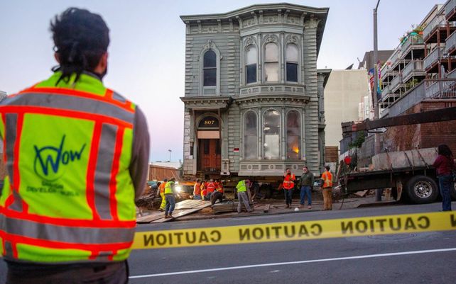 La casa de estilo victoriano edificada en 1880 fue trasladada siete manzanas desde su ubicación original en la ciudad estadounidense de San Francisco. Hacía 45 años que la ciudad no presenciaba esta práctica.