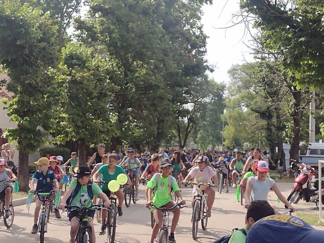Casilda: las colonias de vacaciones se juntaron para protagonizar una multitudinaria bicicleteada