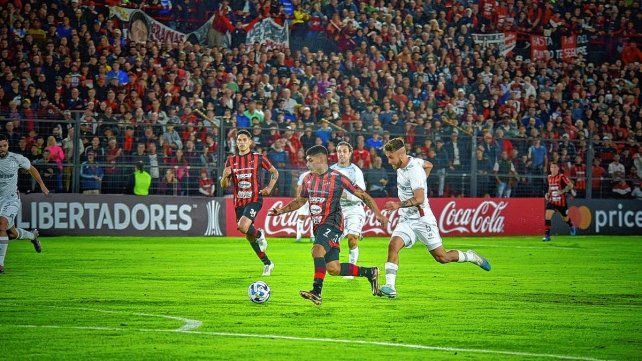 Juan Cruz Esquivel se encamina al primer gol de Patronato.