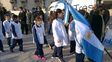 las fotos de los chicos que juraron lealtad a la bandera y la aparicion de manuel belgrano