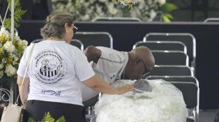 Los brasileños hacen filas en Santos para darle el último adiós a O Rei Pelé