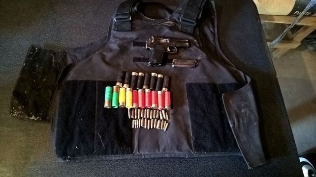 En los allanamientos se secuestraron armas y drogas.