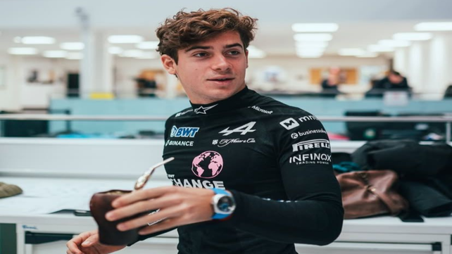 Colapinto lució su exclusivo reloj y su termo con stickers argentinos en una publicación de Alpine