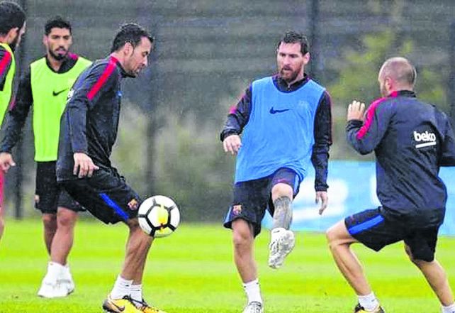 Lionel Messi se prepara bajo la lluvia con el Barcelona