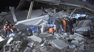 Al menos 5 muertos y 100 atrapados por escombros tras sismo en Turqu&iacute;a