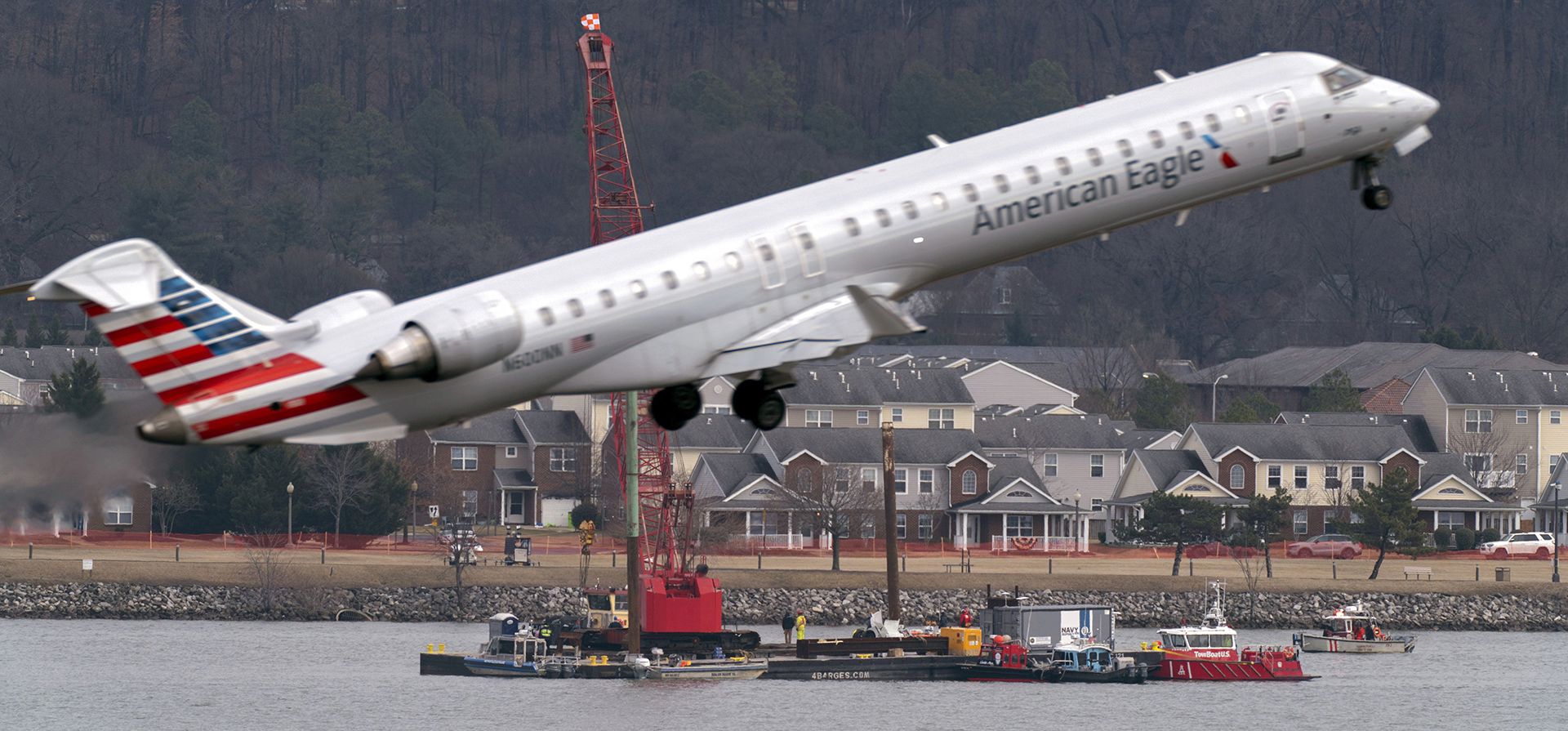Equipos de rescate trabajan para recuperar los restos cerca del sitio en el río Potomac donde ocurrió la colisión entre un avión de American Airlines y un helicóptero Black Hawk en el Aeropuerto Nacional Ronald Reagan de Washington, el jueves 6 de febrero de 2025, en Arlington, Virginia. (AP Foto/Jose Luis Magana) Equipos de rescate trabajan para recuperar los restos cerca del sitio en el río Potomac donde ocurrió la colisión entre un avión de American Airlines y un helicóptero Black Hawk en el Aeropuerto Nacional Ronald Reagan de Washington, el jueves 6 de febrero de 2025, en Arlington, Virginia. (AP Foto/Jose Luis Magana)