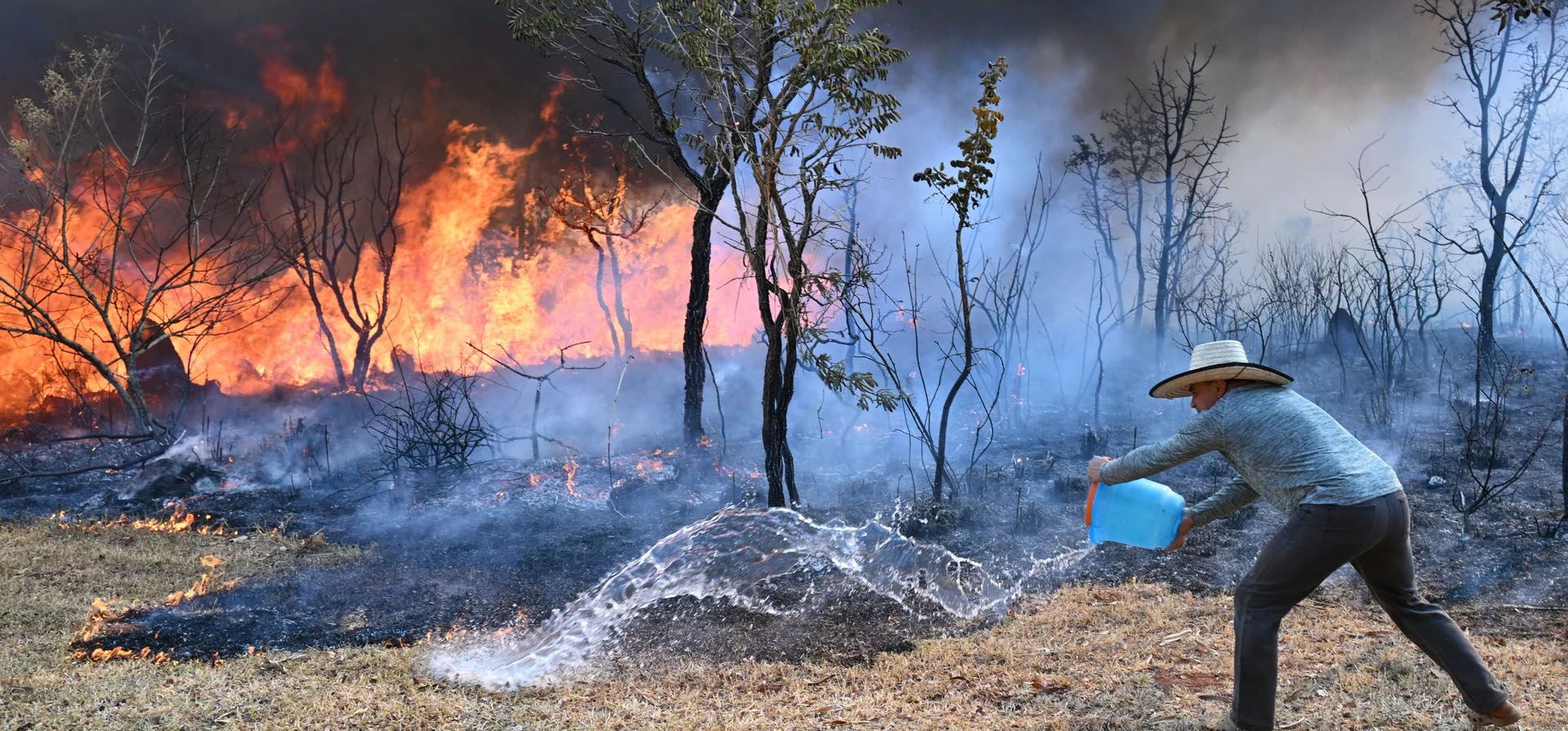 Un residente cerca del parque nacional de Brasilia hace su parte para tratar de contener un incendio forestal, Brasilia, Brasil. Fotografía: AFP/Getty Images Un residente cerca del parque nacional de Brasilia hace su parte para tratar de contener un incendio forestal, Brasilia, Brasil. Fotografía: AFP/Getty Images