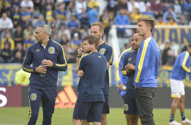 Komar, junto a los auxiliares canallas en el césped de la cancha de Vélez.