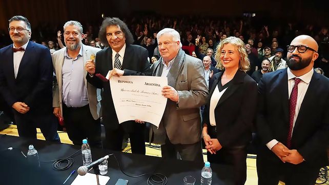 El honoris causa a Alejandro Dolina reconoce la trayectoria intelectual y artística de una de las figuras más relevantes de la vida cultural argentina.