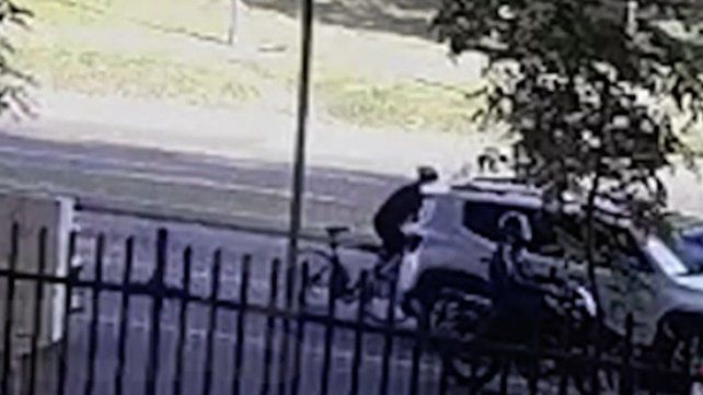 Murió un ciclista tras chocar con un auto parado en un semáforo