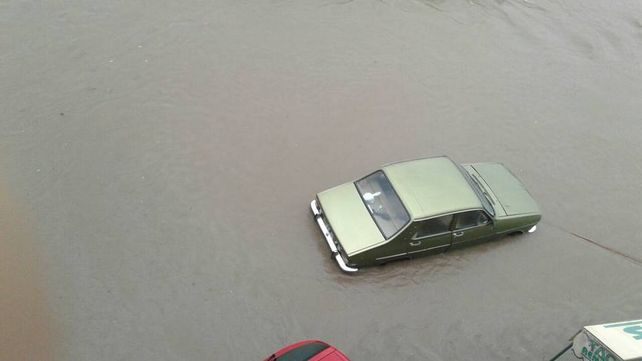 Un auto arrastrado por el agua y otros videos de la tormenta en Concepción