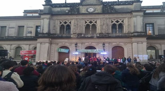Becarios de Conicet convocan a sumarse al paro del jueves