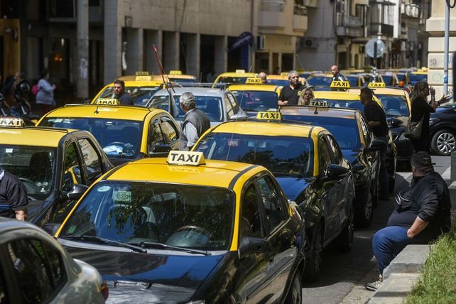 Multitudinaria marcha de taxistas en Rosario.
