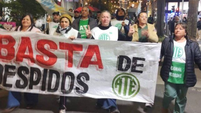 Despidos en Concordia: la protesta llegó a la gala por el Día de la Independencia
