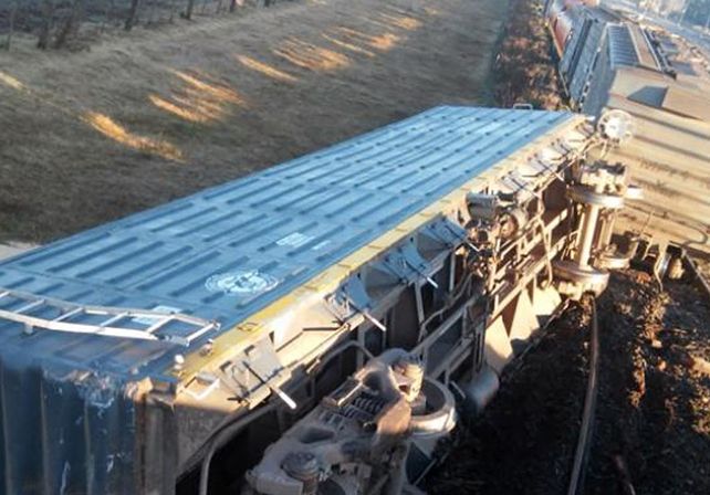 Descarriló un tren de carga en una vía con rieles rotos al costado de la ruta 34