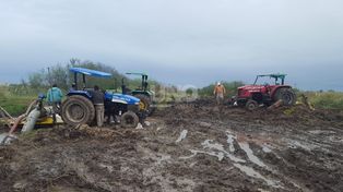 Con la ruta 11 cortada, Sauce Viejo continúa sacando agua de los barrios