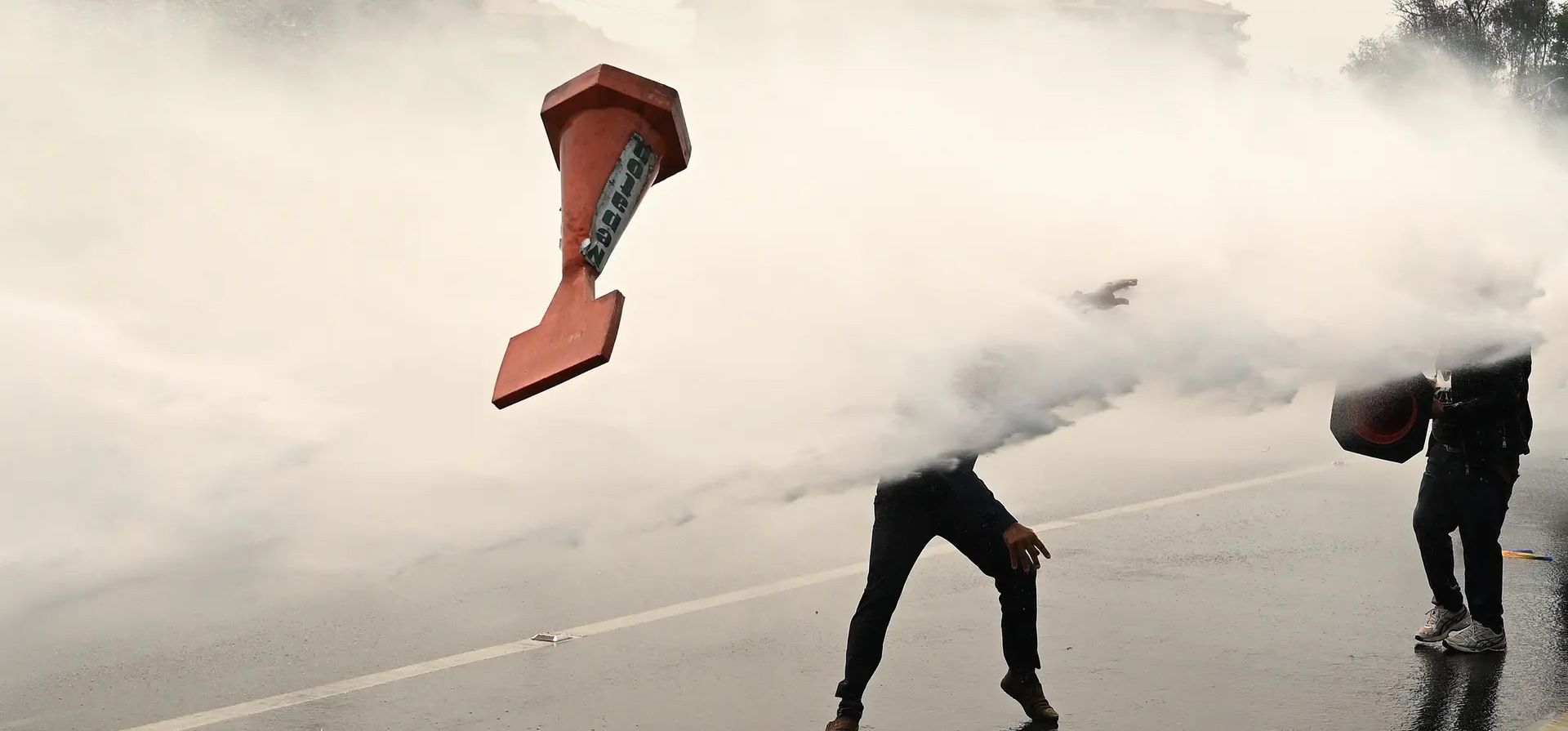 El personal de seguridad utiliza cañones de agua para dispersar a los manifestantes que exigen la restauración de la monarquía y el estatus del país como estado hindú, Katmandú, Nepal. Fotografía: Prakash Mathema/AFP/Getty Images El personal de seguridad utiliza cañones de agua para dispersar a los manifestantes que exigen la restauración de la monarquía y el estatus del país como estado hindú, Katmandú, Nepal. Fotografía: Prakash Mathema/AFP/Getty Images