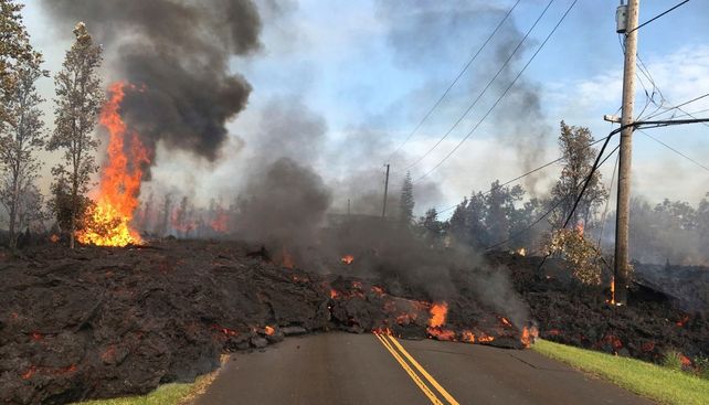 Dramáticas imágenes de la lava del volcán Kilauea avanzando por calles y casas de Hawai