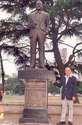 Reynaldo Baduna, el autor con su Gardel en su segunda instalación en Córdoba y Vera Mujica.