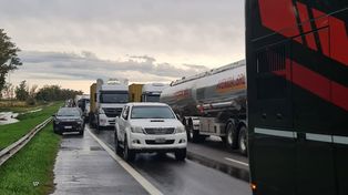 Las rutas lucían este mediodía colapsadas por el fuerte temporal que anegó varios tramos.