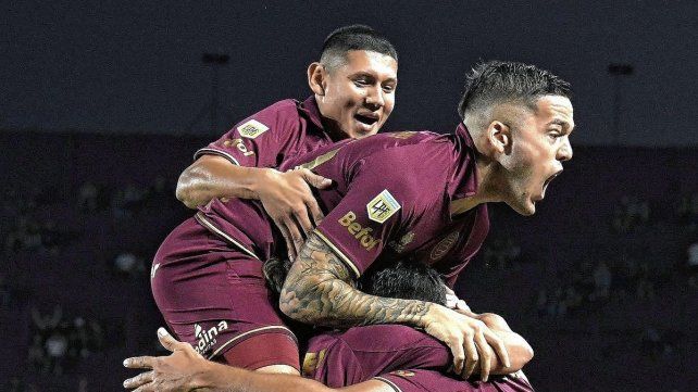 El festejo de los jugadores de Lanús&nbsp; tras ganar por goleada.&nbsp;