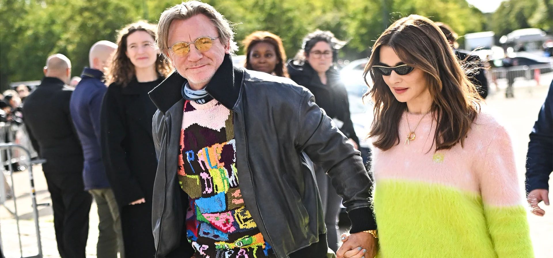 Daniel Craig y Rachel Weisz asisten al desfile de moda femenina primavera-verano 2025 de Loewe Paris durante la semana de la moda de París, Francia. Fotografía: Stéphane Cardinale/Corbis/Getty Images Daniel Craig y Rachel Weisz asisten al desfile de moda femenina primavera-verano 2025 de Loewe Paris durante la semana de la moda de París, Francia. Fotografía: Stéphane Cardinale/Corbis/Getty Images