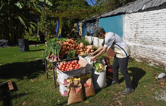 Primera entrega. Un merendero de zona sur fue el primero en recibir los alimentos agroecológicos que se compraron a productores de la región.