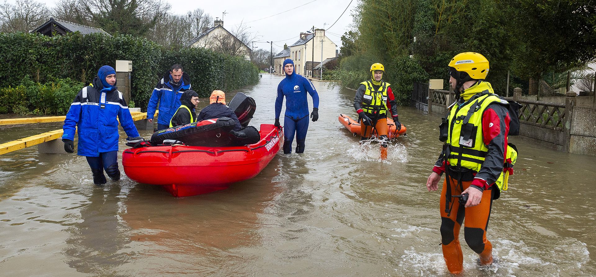 Oficiales de policía y equipos de rescate evacuan a residentes de Redon, en el oeste de Francia, tras las graves inundaciones provocadas por la tormenta Ivo, el miércoles 29 de enero de 2014. (Foto AP/Mathieu Pattier) Oficiales de policía y equipos de rescate evacuan a residentes de Redon, en el oeste de Francia, tras las graves inundaciones provocadas por la tormenta Ivo, el miércoles 29 de enero de 2014. (Foto AP/Mathieu Pattier)