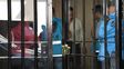 Murió una mujer tras caer de un sexto piso y detuvieron a un empresario