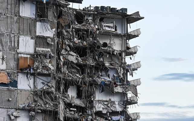 El derrumbe de un edificio en Miami en imágenes