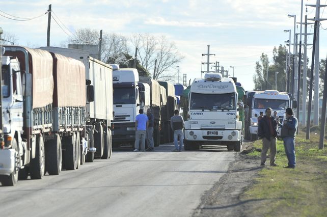 Los camiones que descargan granos en los puertos de la región.