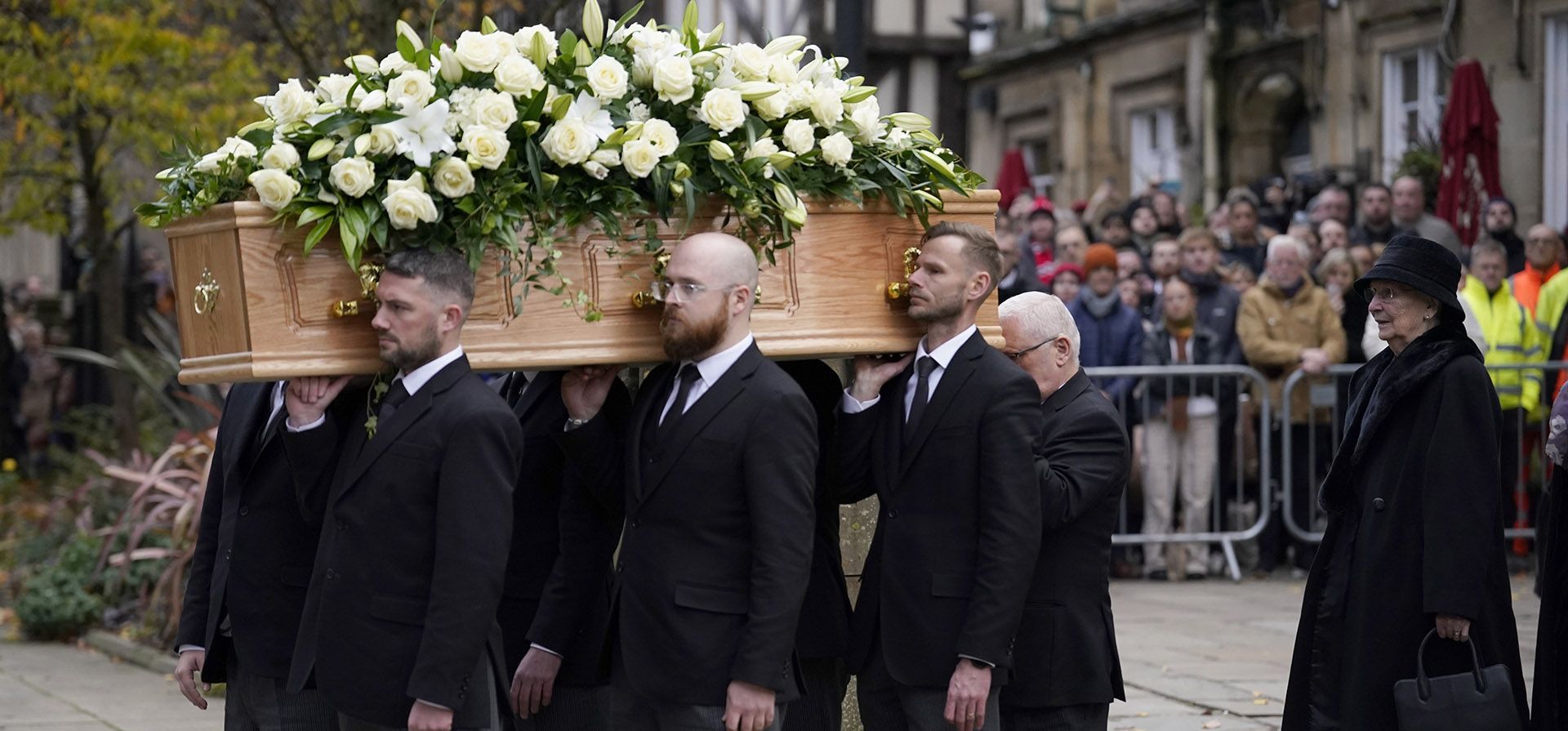 El ataúd del ícono del fútbol inglés Bobby Charlton es llevado a la Catedral de Manchester seguido por su familia cercana para un funeral en Manchester, Inglaterra, el lunes 13 de noviembre de 2023. (Foto AP/Dave Thompson) El ataúd del ícono del fútbol inglés Bobby Charlton es llevado a la Catedral de Manchester seguido por su familia cercana para un funeral en Manchester, Inglaterra, el lunes 13 de noviembre de 2023. (Foto AP/Dave Thompson)