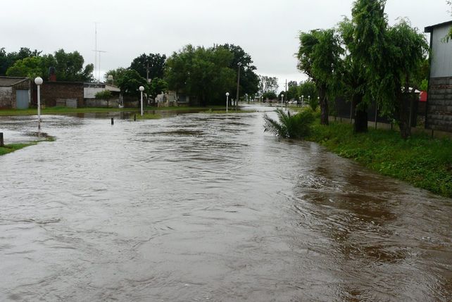 Desbordó el canal de Maciel por el agua que llega de los campos