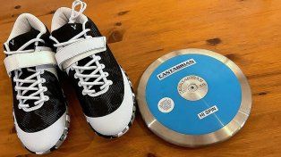Las zapatillas para lanzar y el disco que le robaron al joven atleta de Concordia.