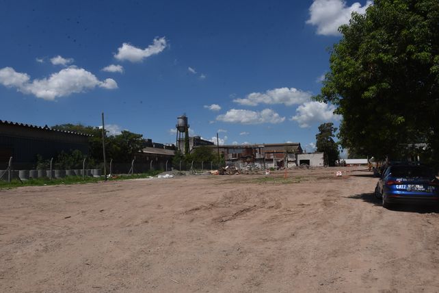 Seguí casi Grandoli, en la traza donde se proyecta la apertura de la avenida. Al fondo la ex fábrica de corchos donde prometen construir departamentos a 65 familias.