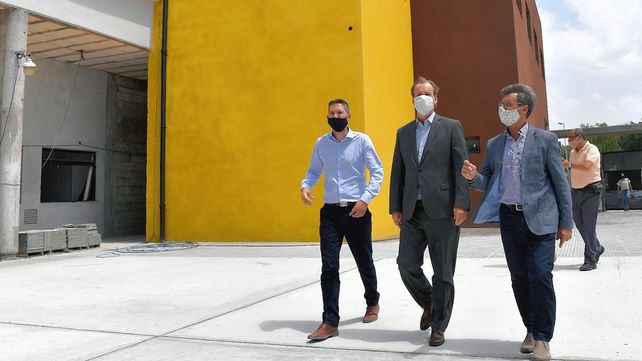 Bordet orgulloso con la construcción de una escuela modelo